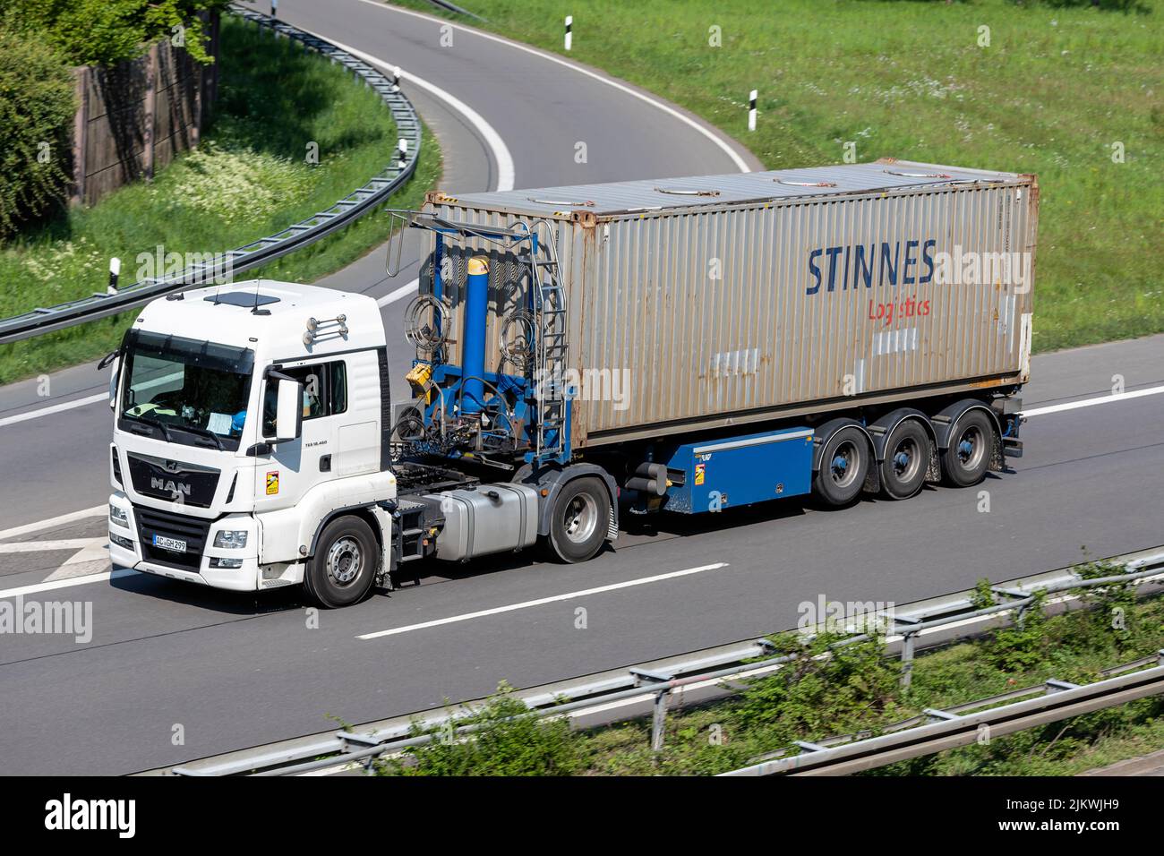 Camión MAN TGS con contenedor Stinnes Logistics en autopista Foto de stock