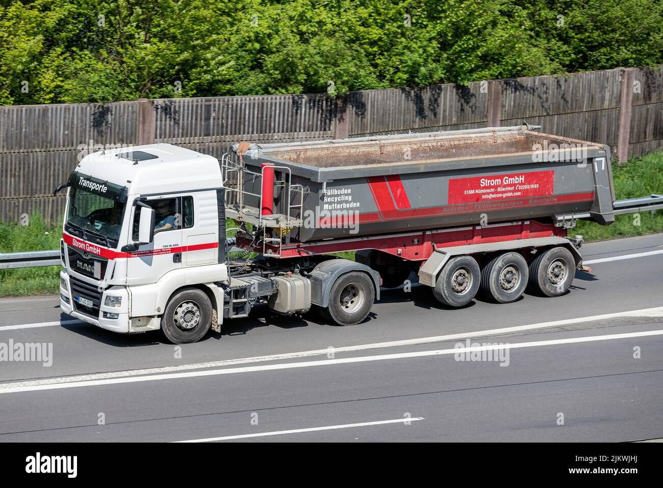 Camión Strom GmbH MAN TGS con remolque volquete en autopista Foto de stock