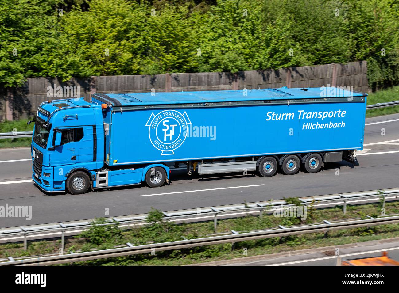 Camión Sturm Transporte MAN TGX con remolque a granel en autopista Foto de stock