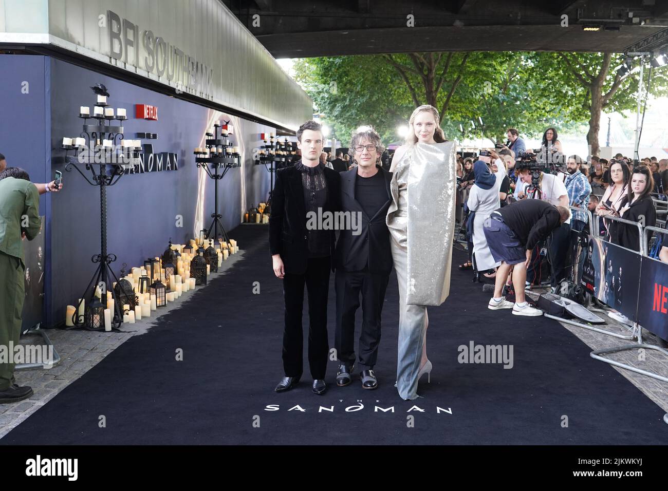 (De izquierda a derecha) Tom Sturridge, Neil Gaiman y Gwendoline Christie llegan para el estreno mundial del Sandman BFI Southbank en Londres. Fecha de la foto: Miércoles 3 de agosto de 2022. Foto de stock