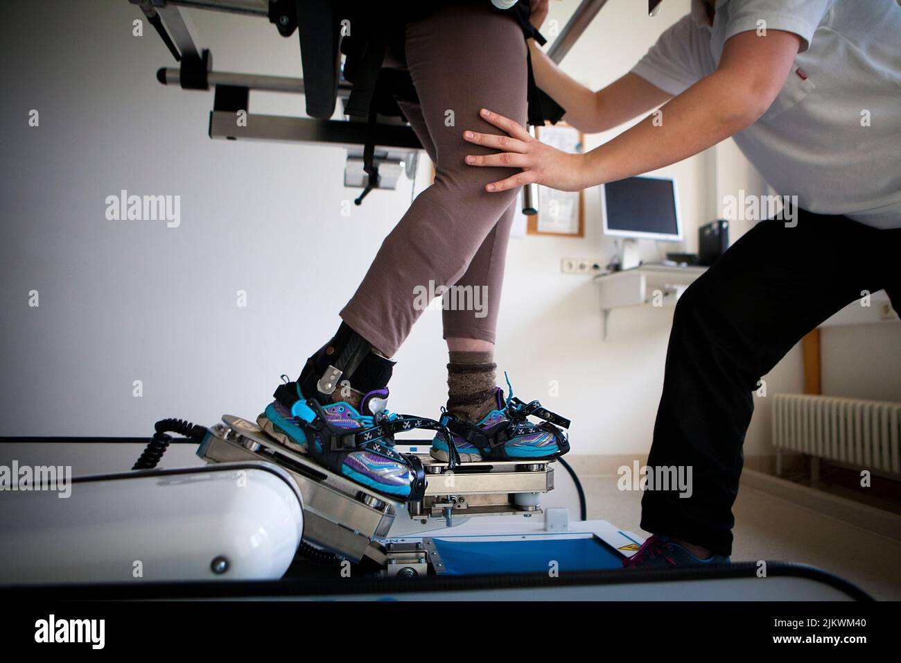 Capacitación en marcha mediante asistencia robótica para facilitar los ejercicios de rehabilitación. Foto de stock