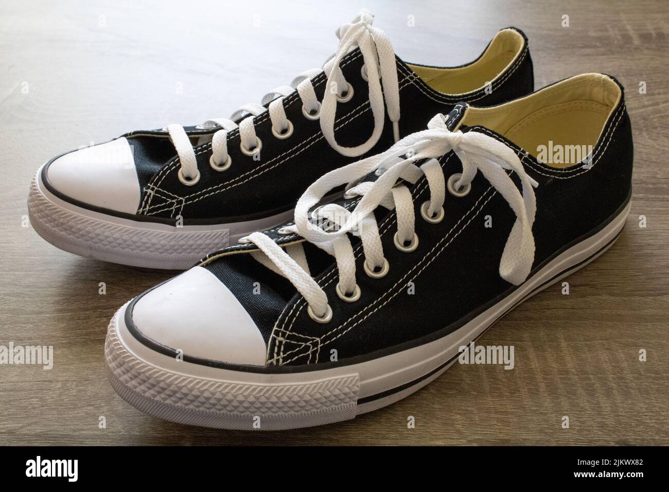 New converse shoes fotografías e imágenes de alta resolución - Alamy