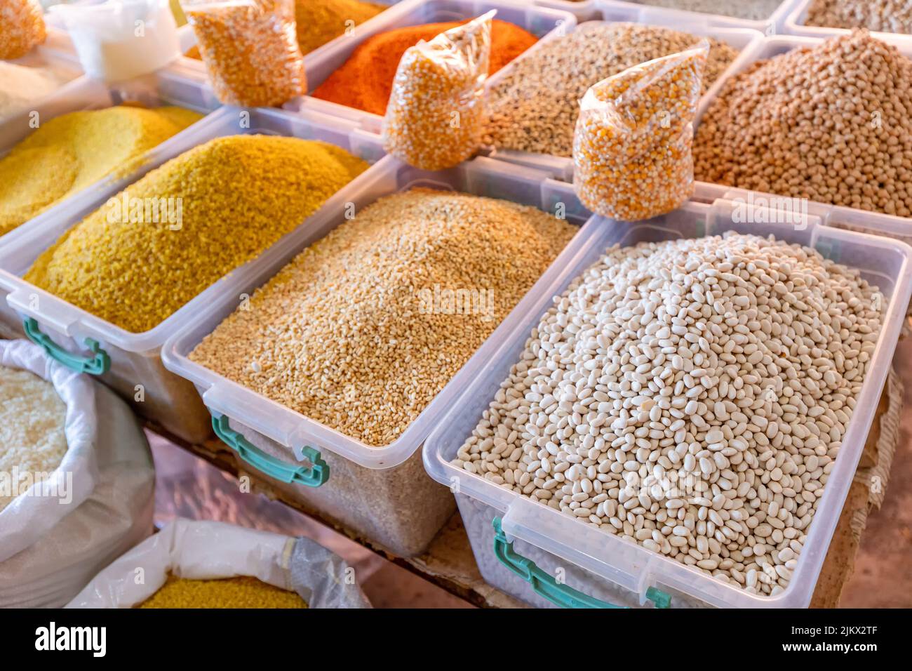 Muchos cereales y legumbres diferentes se venden en la tienda o en el mercado. Las cosechas agrícolas y precios del grano Foto de stock