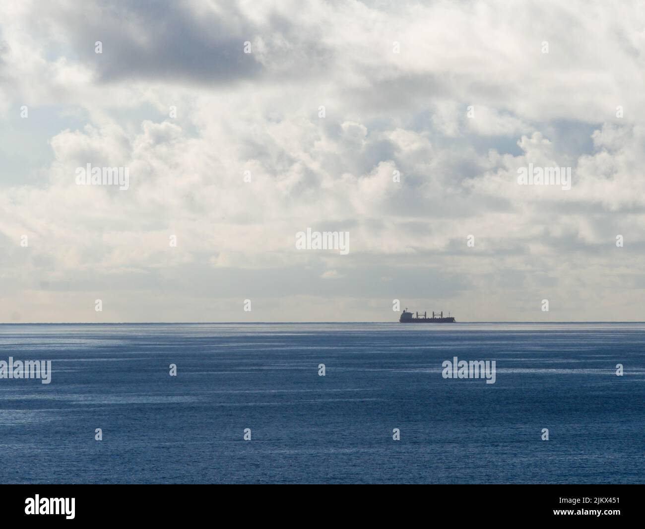 Cargp se embarca sobre la línea del horizonte en el mar caribe cerca de Bahamas Foto de stock