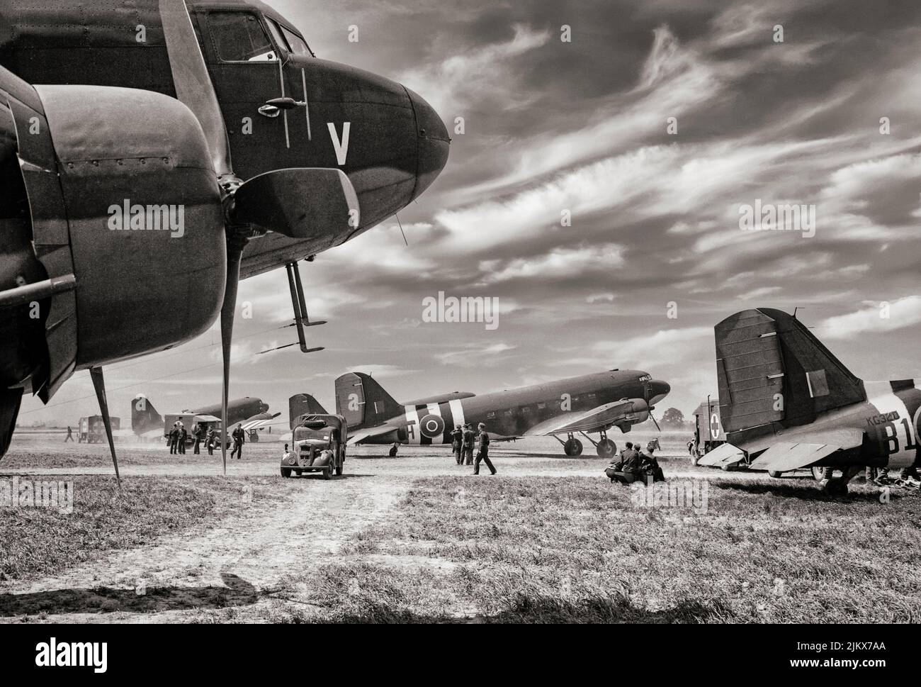 Douglas Dakota Mark IIs del Grupo N º 46 en Bazenville, Normandía, Francia, cargando víctimas para su evacuación al Reino Unido. Aeronave identificable del Escuadrón Nº 512 RAF (centro) y el Escuadrón Nº 575 RAF (extremo derecho) Foto de stock