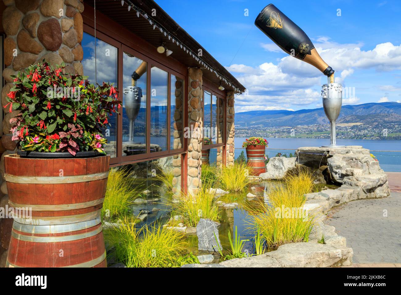 Kelowna, British Columbia, Canadá - 9 de julio de 2022: La bodega Summerhill Pyramid Winery es una bodega y viñedo orgánico ubicada en el valle Okanagan en Kelowna Foto de stock
