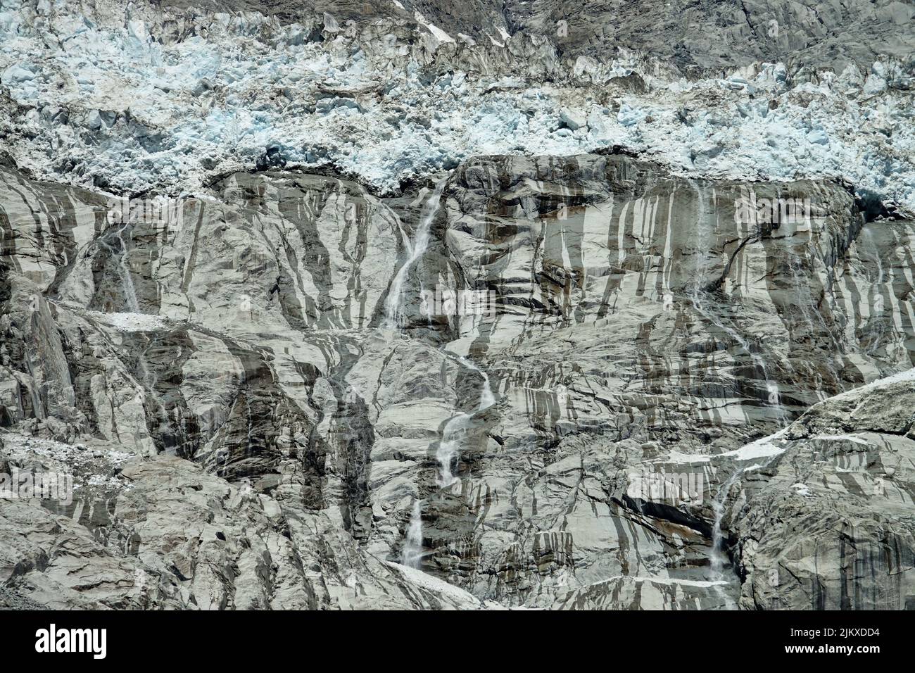 Cambio climático. Vista del glaciar Brenva que se derrite creando grandes cascadas. Courmayeur, Italia Foto de stock