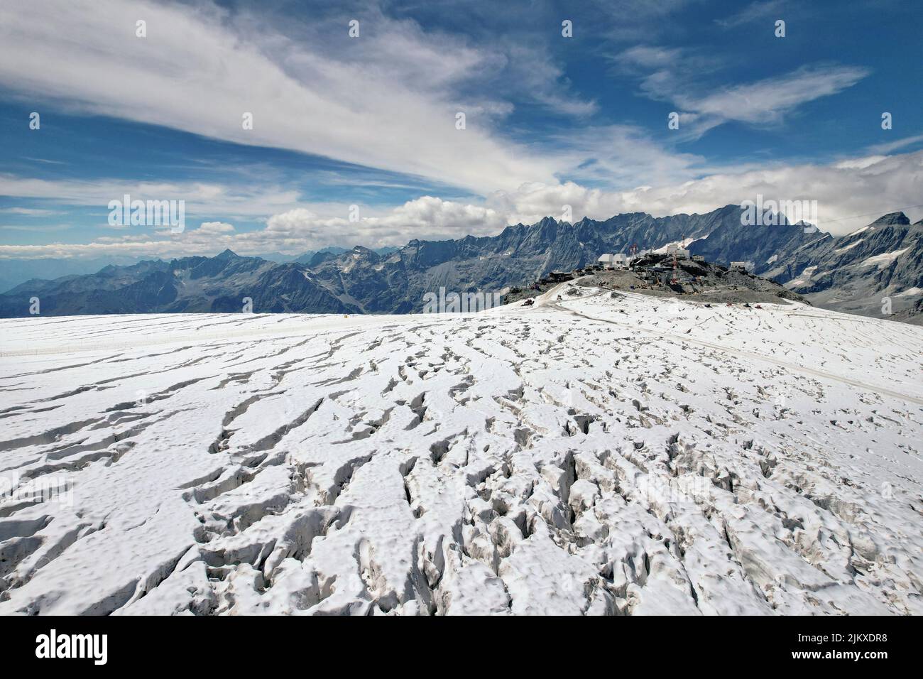 Meseta Rosà del glaciar, los efectos del cambio climático son evidentes. Debido a la poca nieve y a las altas temperaturas a la altitud, el esquí se detiene en verano. Breuil-Cerv Foto de stock