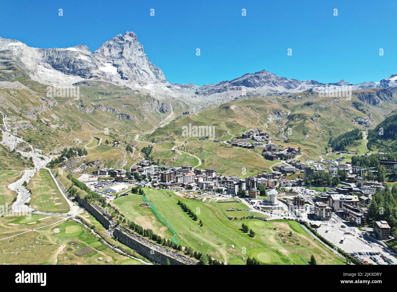 Vista panorámica desde arriba del pueblo de Breuil-Cervinia con el Matterhorn en el fondo. Breuil-Cervinia, Italia - Agosto 2022 Foto de stock