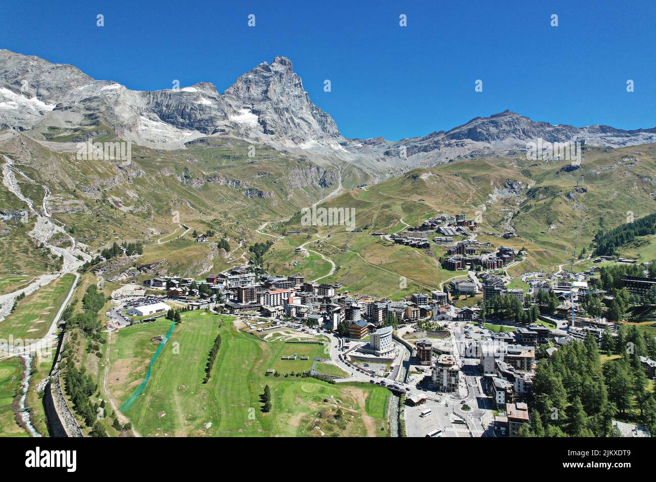 Vista panorámica desde arriba del pueblo de Breuil-Cervinia con el Matterhorn en el fondo. Breuil-Cervinia, Italia - Agosto 2022 Foto de stock