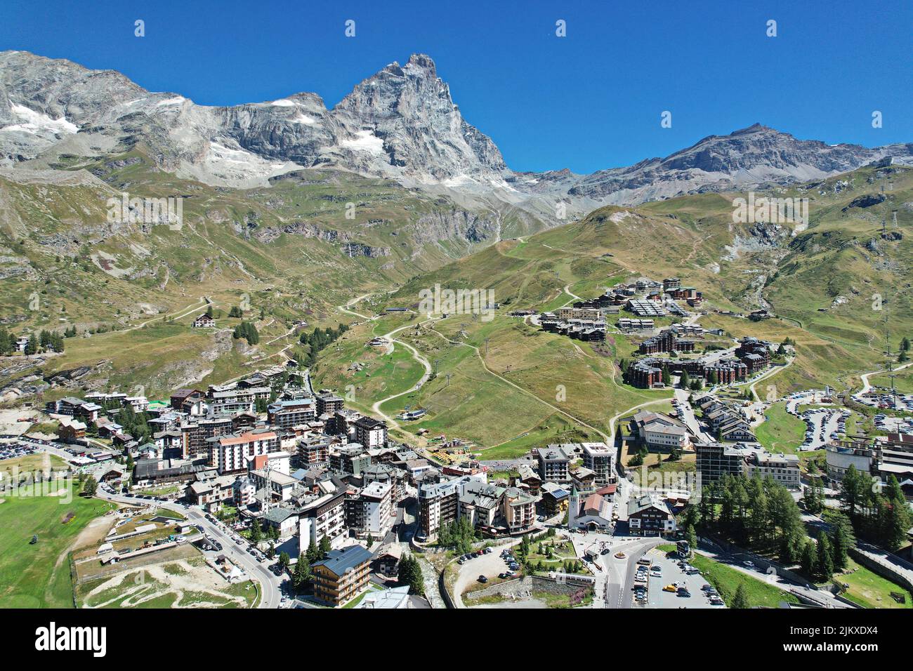 Vista panorámica desde arriba del pueblo de Breuil-Cervinia con el Matterhorn en el fondo. Breuil-Cervinia, Italia - Agosto 2022 Foto de stock