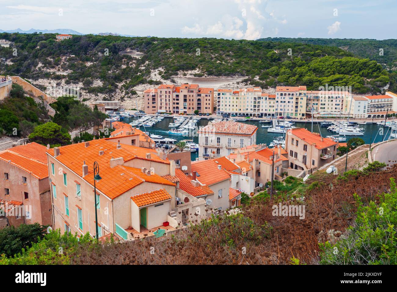 Bonifacio, Córcega. Vista aérea con techos de tejas rojas de las casas residenciales Foto de stock