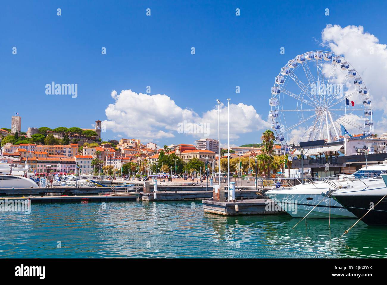 Cannes Vista al mar con Esplanade Pantiero en un día soleado, Francia Foto de stock