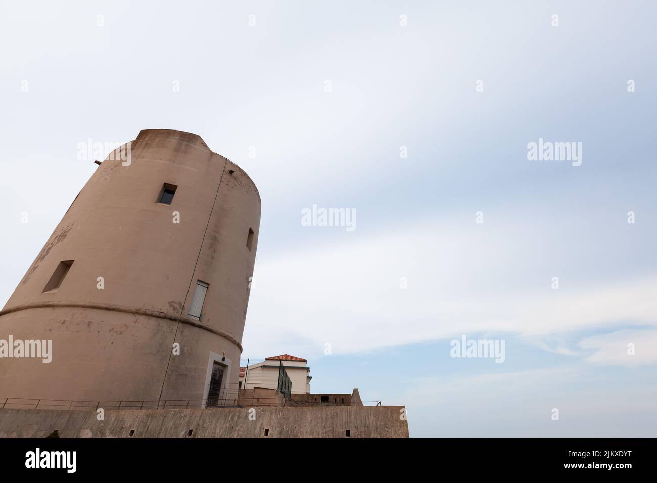 Antigua torre de piedra del molino de viento. Bonifacio, Córcega isla, Francia Foto de stock