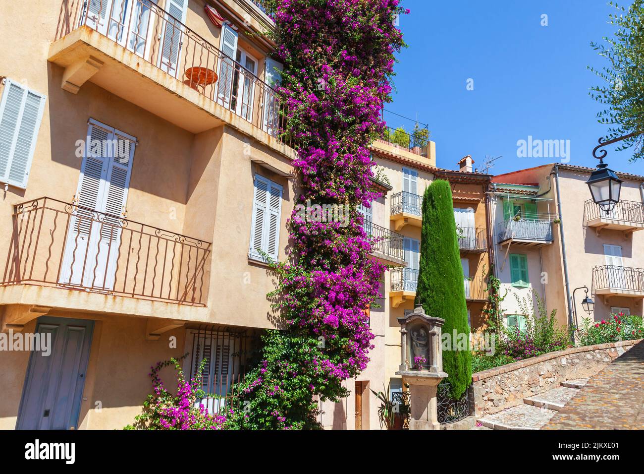 Vista de la calle de Cannes, Francia. Coloridas casas residenciales están en una calle estrecha en un día soleado Foto de stock