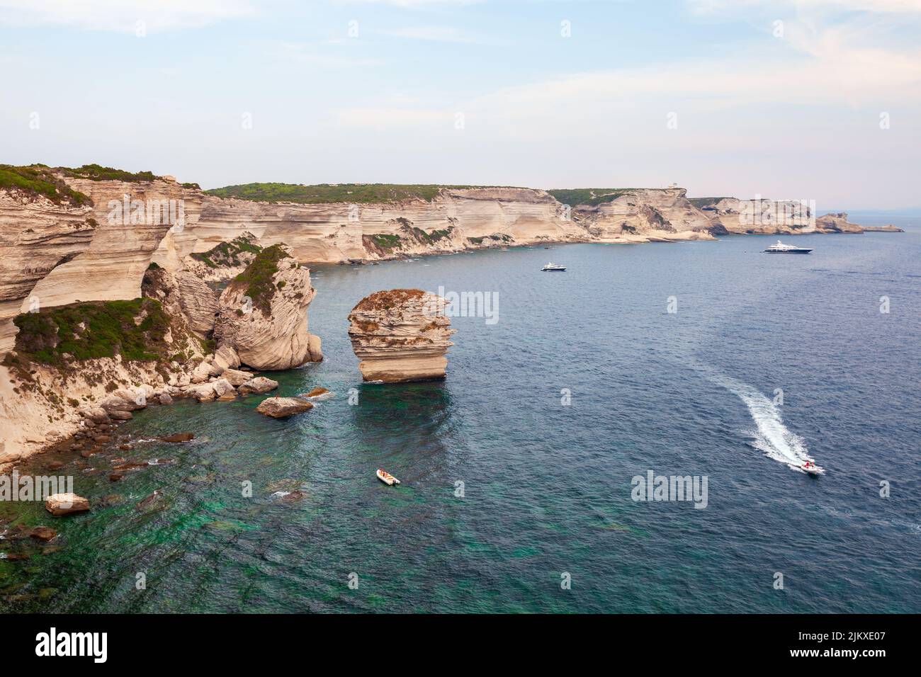Costas rocosas de Bonifacio, Francia. Paisaje de la isla de Córcega en un día de verano Foto de stock