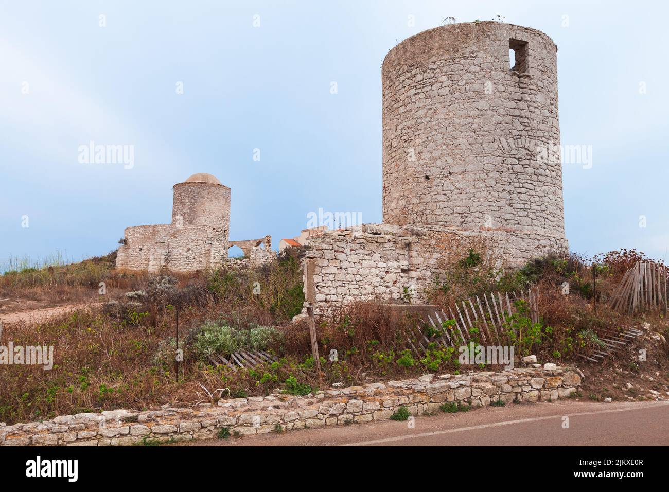 Viejos molinos de piedra en ruinas de Bonifacio, isla de Córcega, Francia Foto de stock