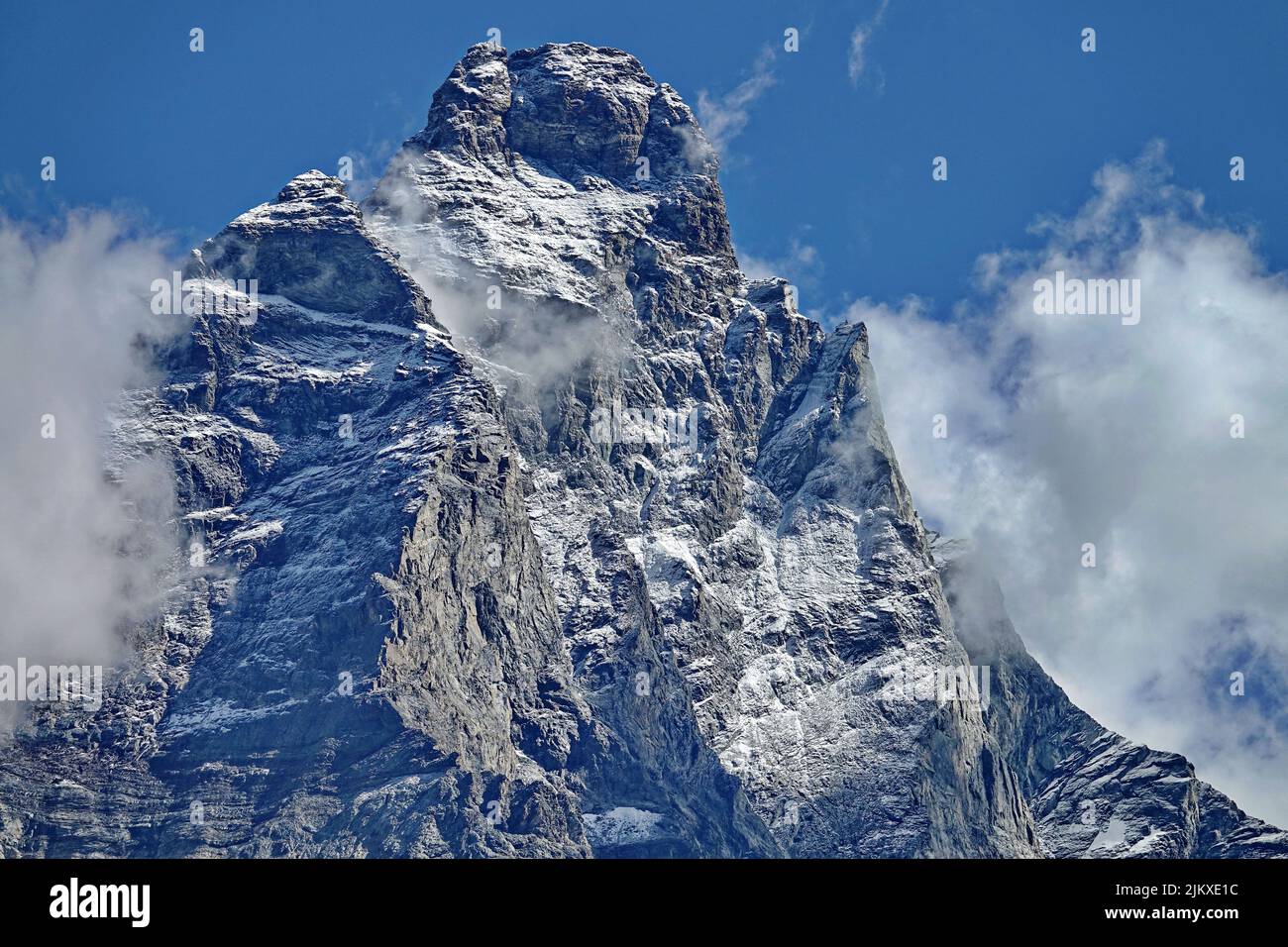 Pico Matterhorn cubierto visto desde el lado italiano en un día soleado en verano. Breuil-Cervinia, Italia. Foto de stock