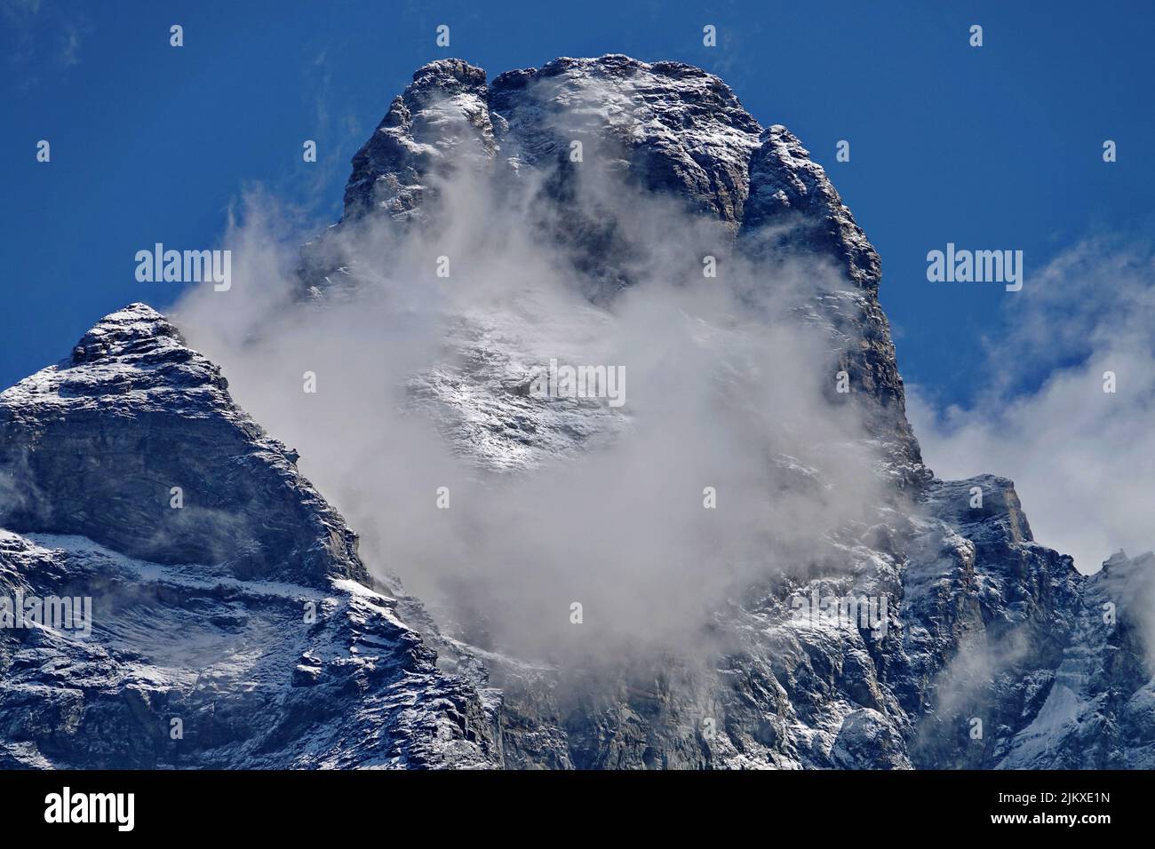 Pico Matterhorn cubierto visto desde el lado italiano en un día soleado en verano. Breuil-Cervinia, Italia. Foto de stock