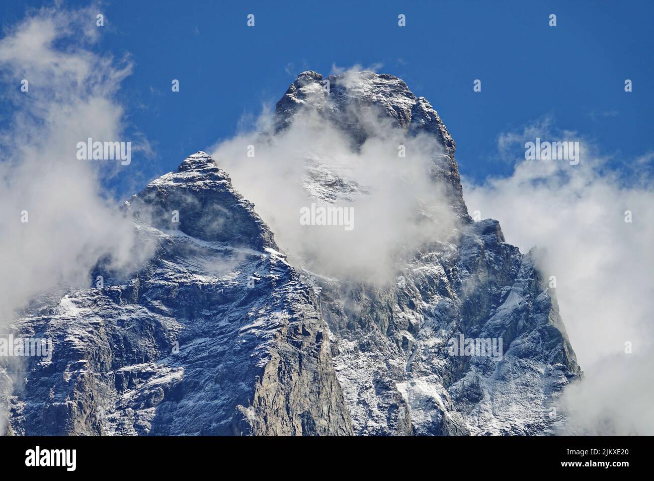 Pico Matterhorn cubierto visto desde el lado italiano en un día soleado en verano. Breuil-Cervinia, Italia. Foto de stock