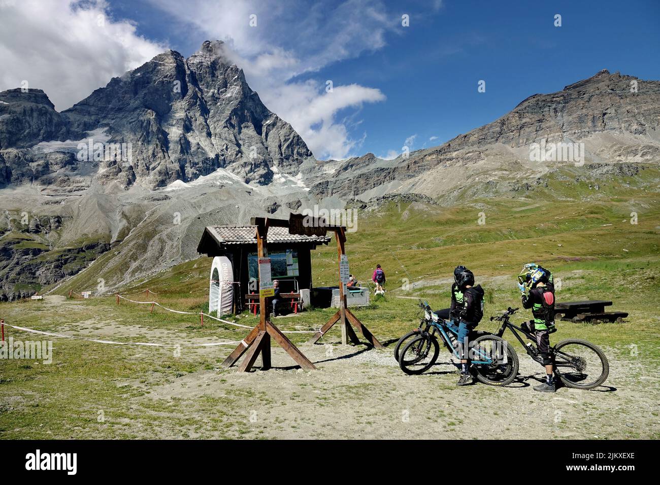 El parque de bicicletas Matterhorn Valley es el más alto de Europa y tiene pendientes con todos los niveles de dificultad. Breuil-Cervinia, Italia - Agosto 2022 Foto de stock