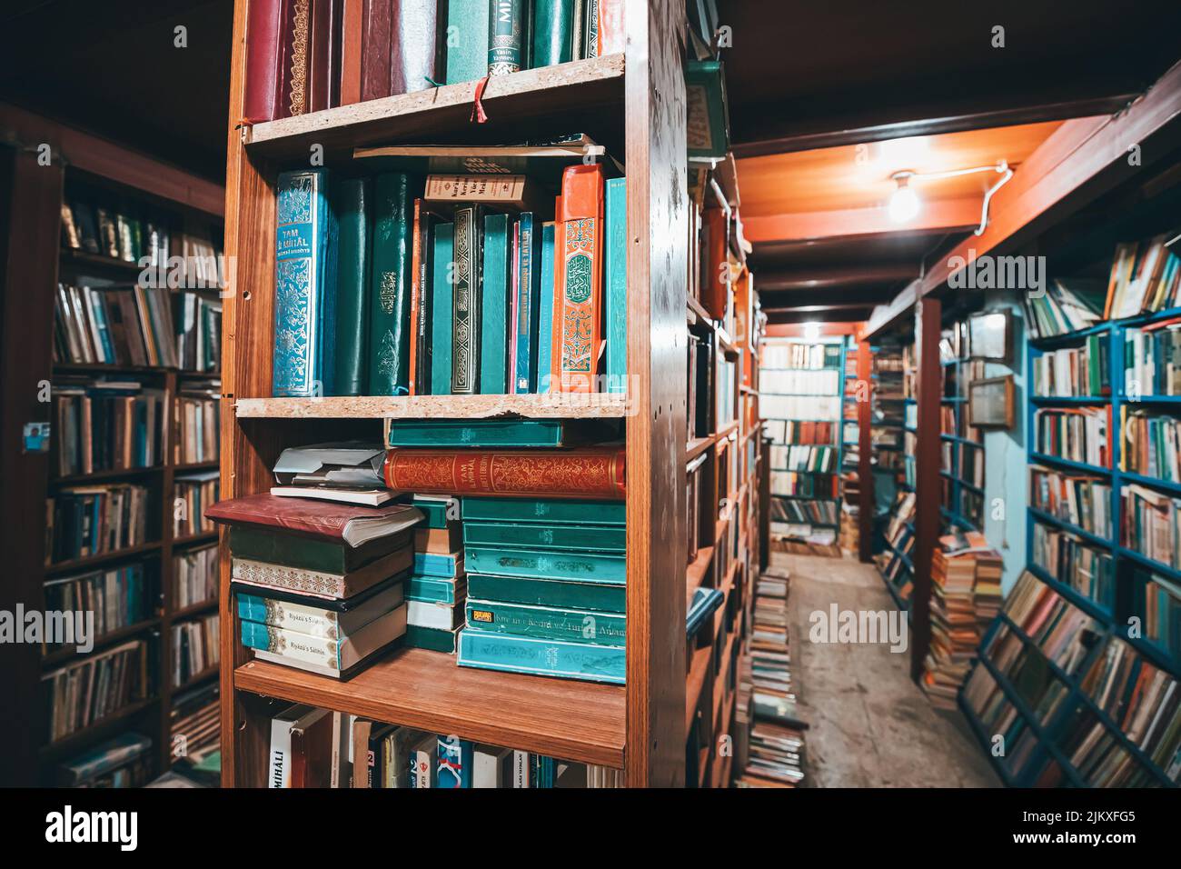21 de junio de 2022, Antalya, Turquía: Corán religioso Libros relacionados con el Islam en la librería y biblioteca turcas Foto de stock