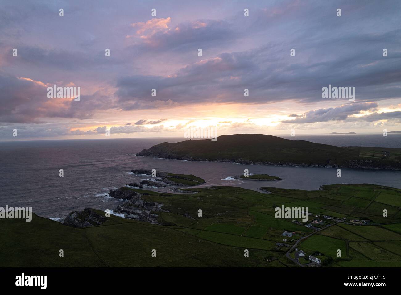 Atardecer púrpura sobre la bahía Portmagee y la isla Valentia, Condado de Kerry, Irlanda Foto de stock