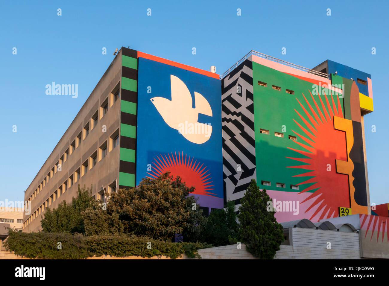 Pintura mural decora un edificio en la zona industrial de Talpiot en Jerusalén Oeste de Israel Foto de stock