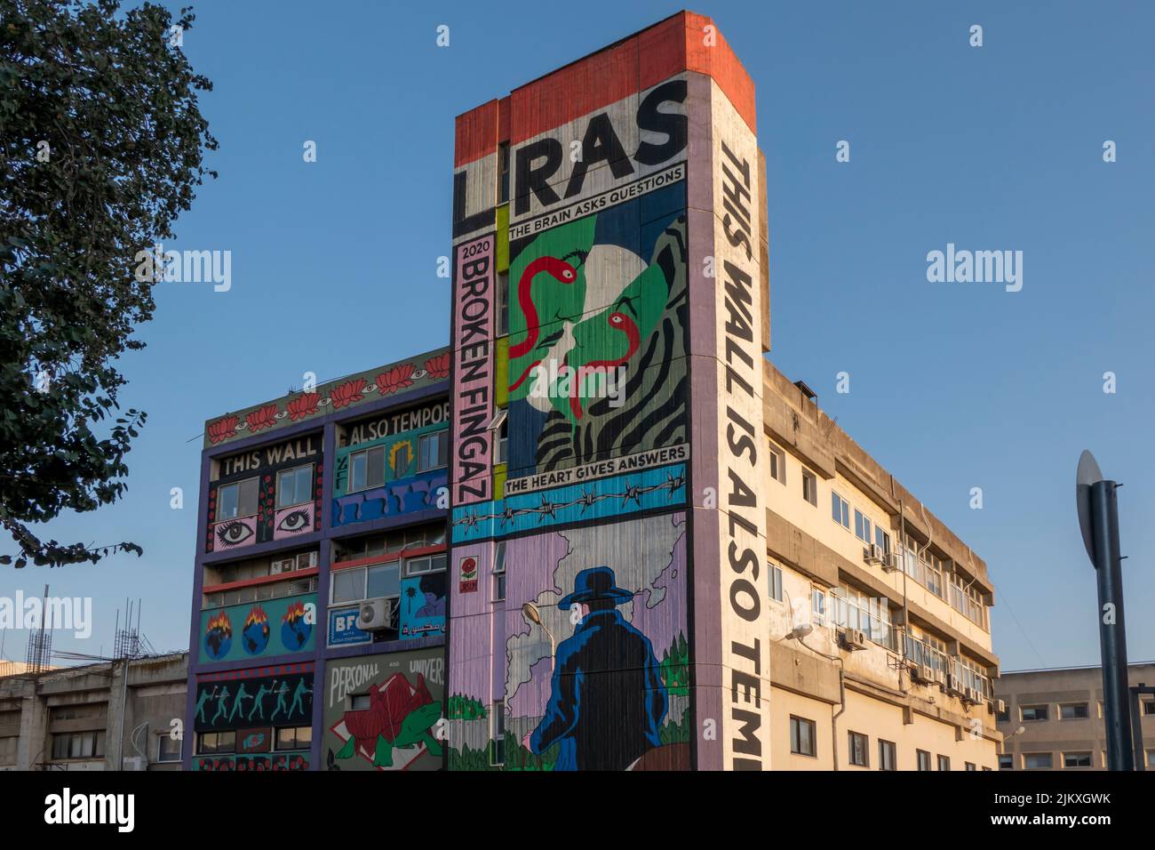 Pintura mural de artistas israelíes de la calle Broken Fingaz (dedos rotos) que son un colectivo de arte multidisciplinario de Haifa decora un edificio en la zona industrial Talpiot en Jerusalén Oeste de Israel Foto de stock
