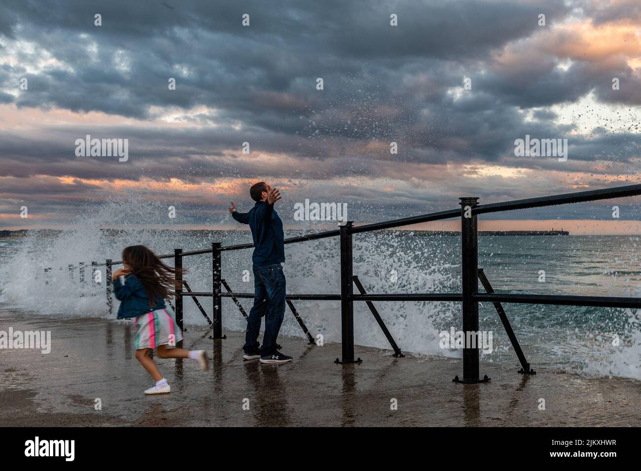 Tramore, County Waterford, Irlanda. 3rd de Ago de 2022. La gente ve las grandes olas de la rampa en Tramore mientras el sol se pone después de un día de sol y temperaturas cálidas. Crédito: AG News/Alamy Live News Foto de stock