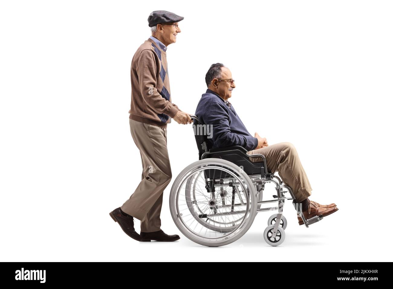 Hombre mayor empujando a un hombre maduro en una silla de ruedas aislada sobre fondo blanco Foto de stock