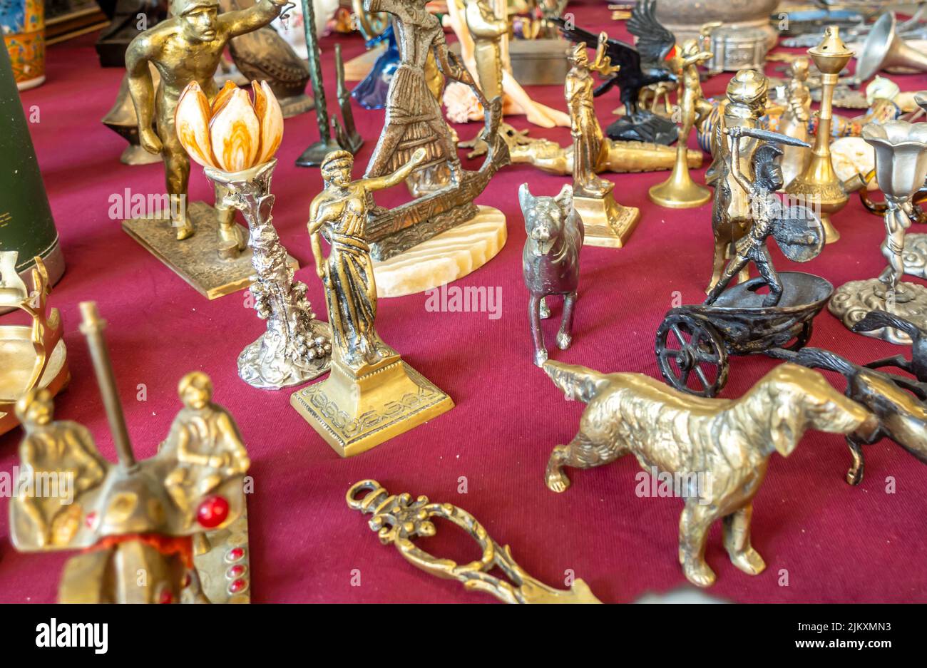 Figurillas doradas vendidas en el mercado del martes (Salı Pazarı) en Estambul, Turquía Foto de stock