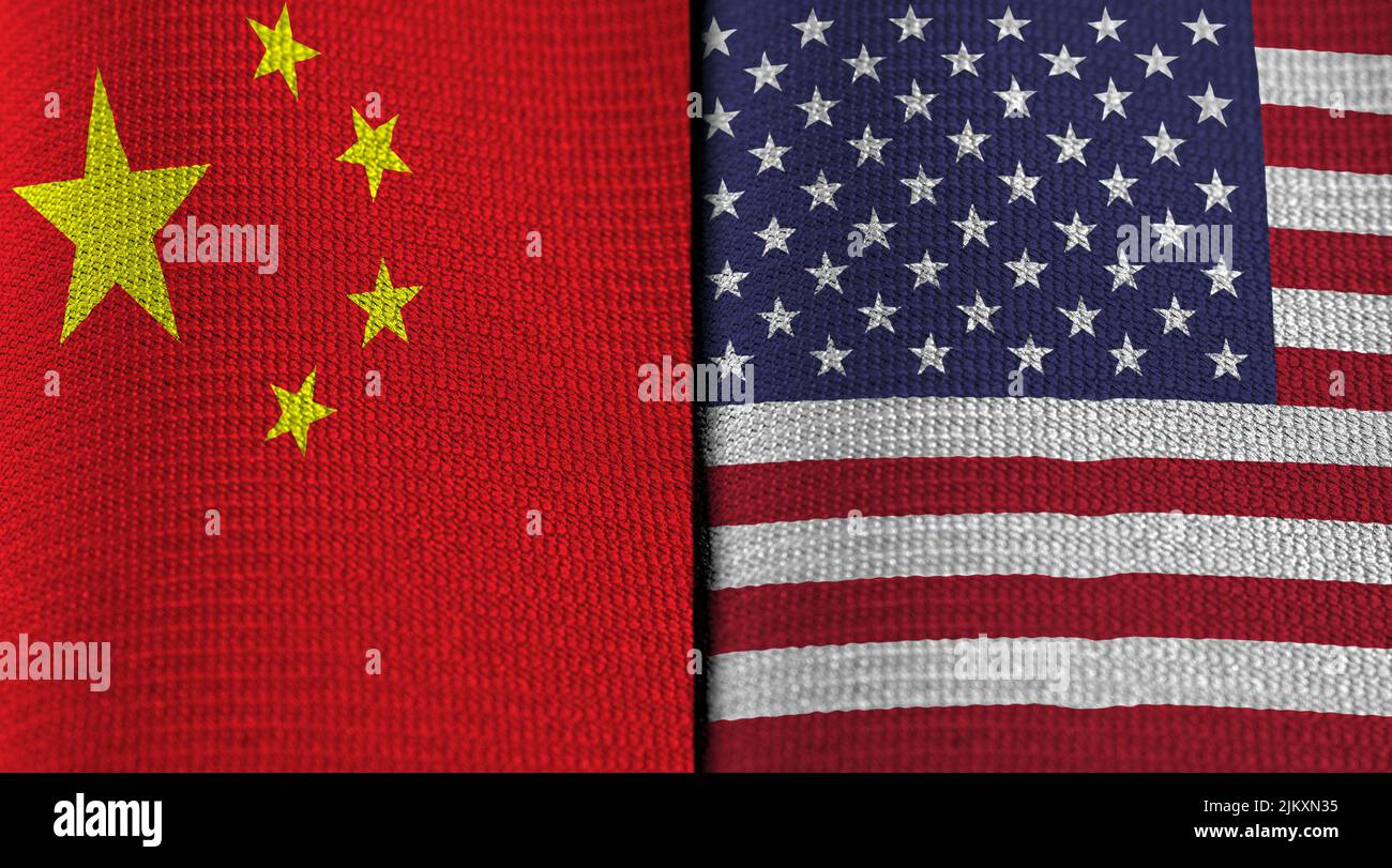 Banderas de China y Estados Unidos sobre tela doblada. Concepto de relaciones políticas y tensión entre las dos entidades. Foto de stock