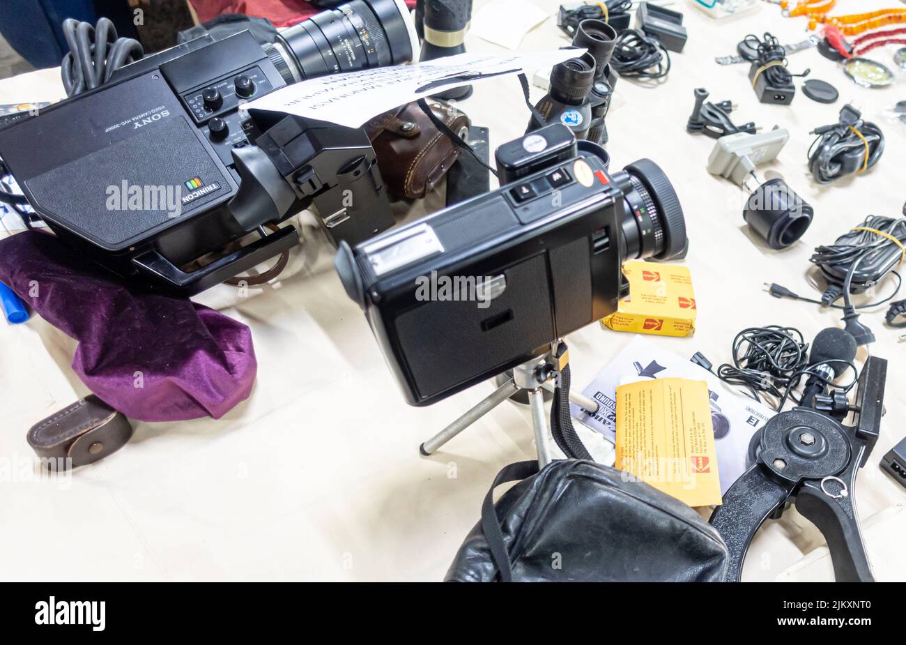 Antiguas cámaras de vídeo utilizadas para la televisión vendidas en el mercado de los martes (Salı Pazarı) en Estambul, Turquía Foto de stock