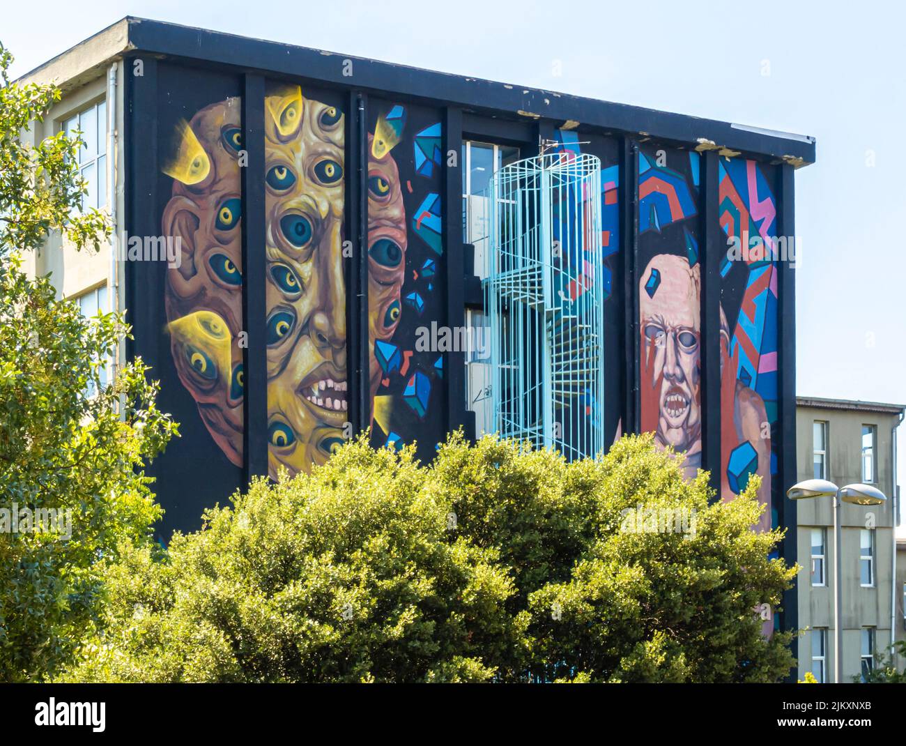 Arte callejero, mural de Canavar en el edificio de la Universidad de Marmara Kadiköy distrito de Estambul, Turquía Foto de stock