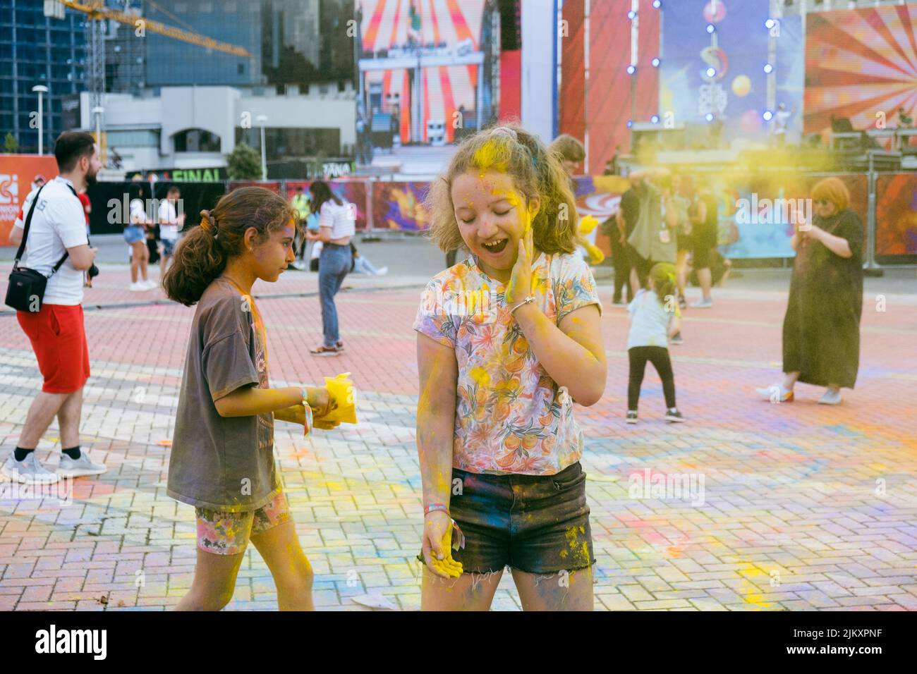 Festival de Holi. Jóvenes alegres bajo la explosión de polvo de color en Holi colors partido. Foto de stock