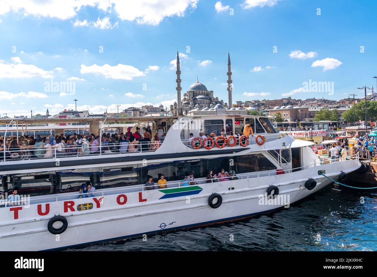 Muelle Eminonu - ferry, estación de barcos en el distrito histórico de Fatih, Estambul, Turquía Foto de stock