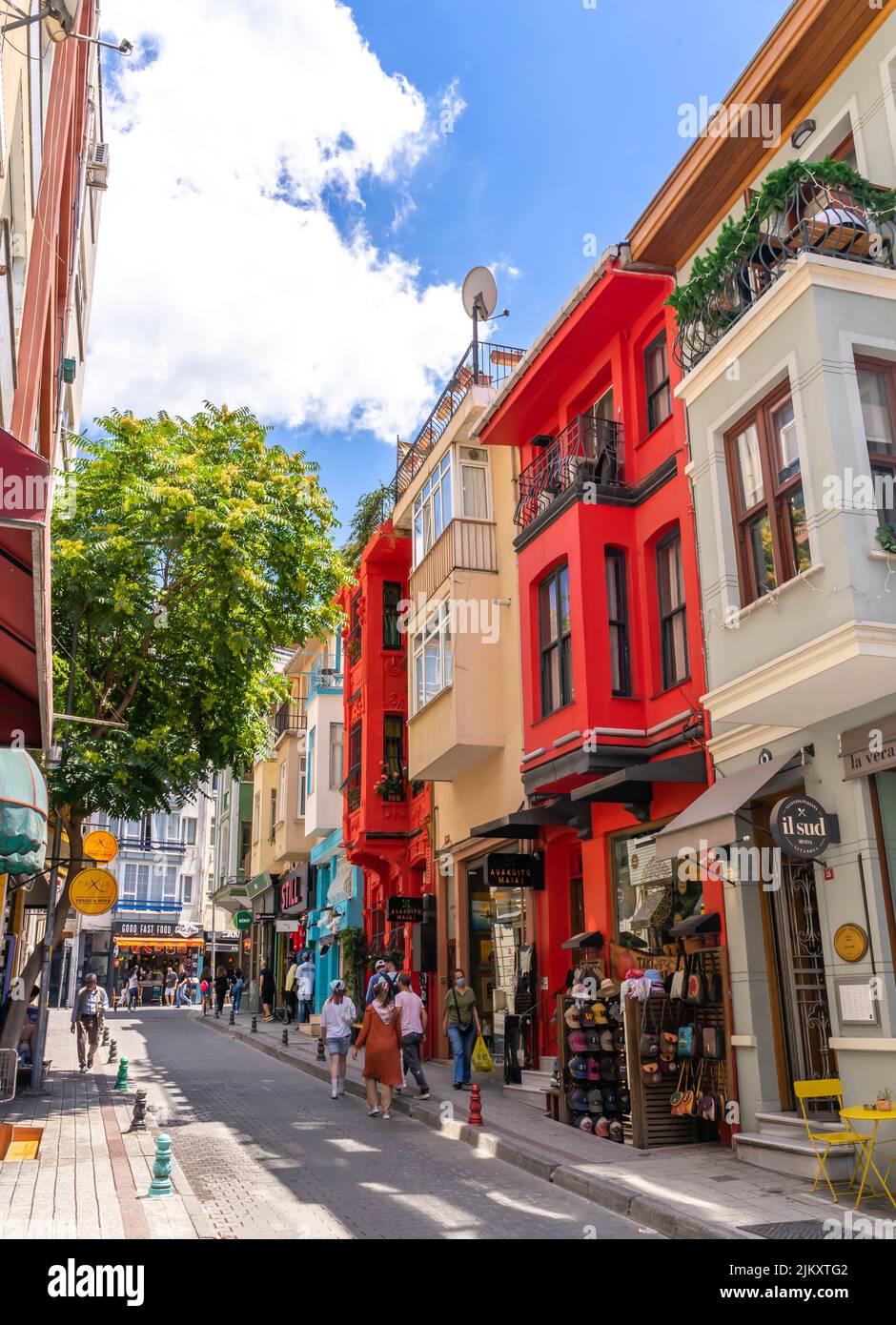 Coloridas casas de 2 pisos en la calle Sarraf Ali. Kadikoy, Estambul, Turquía Foto de stock