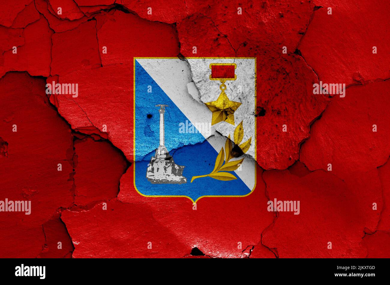 Bandera de Sebastopol pintada en la pared agrietada Foto de stock