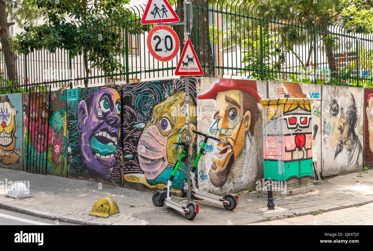 Paredes cubiertas con coloridos murales que representan retratos cubistas, caras en Moda, Kadikoy, estambul, Turquía, Lado asiático Foto de stock