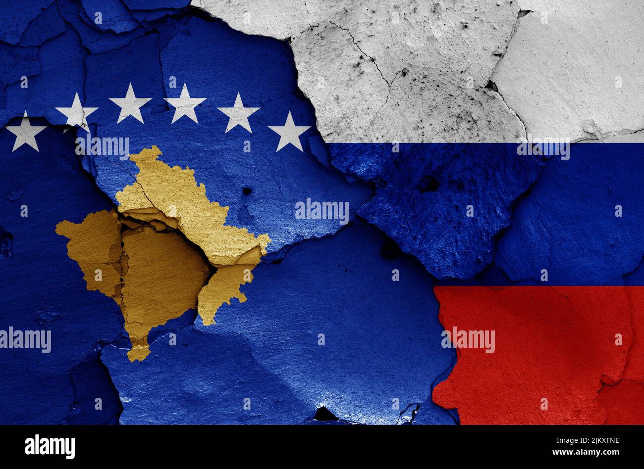 Banderas de Kosovo y Rusia pintadas en paredes agrietadas Foto de stock