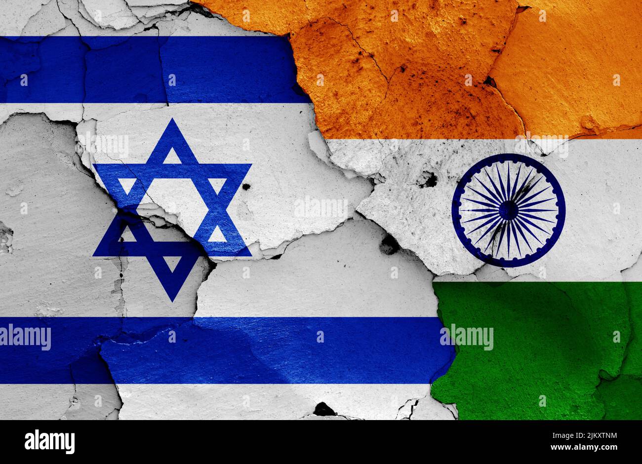 Banderas de Israel e India pintadas en paredes agrietadas Foto de stock