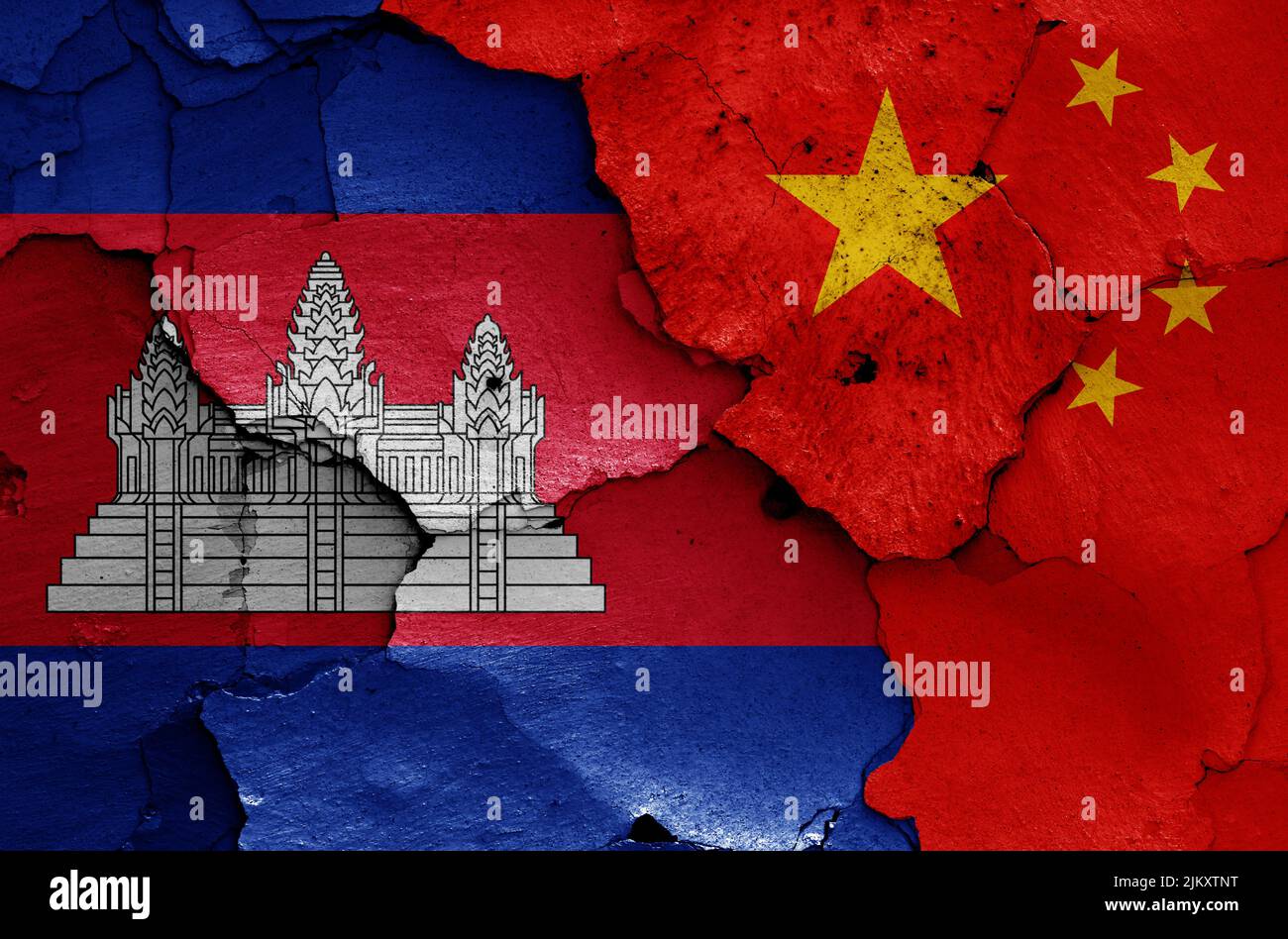 Banderas de Camboya y China pintadas en paredes agrietadas Foto de stock