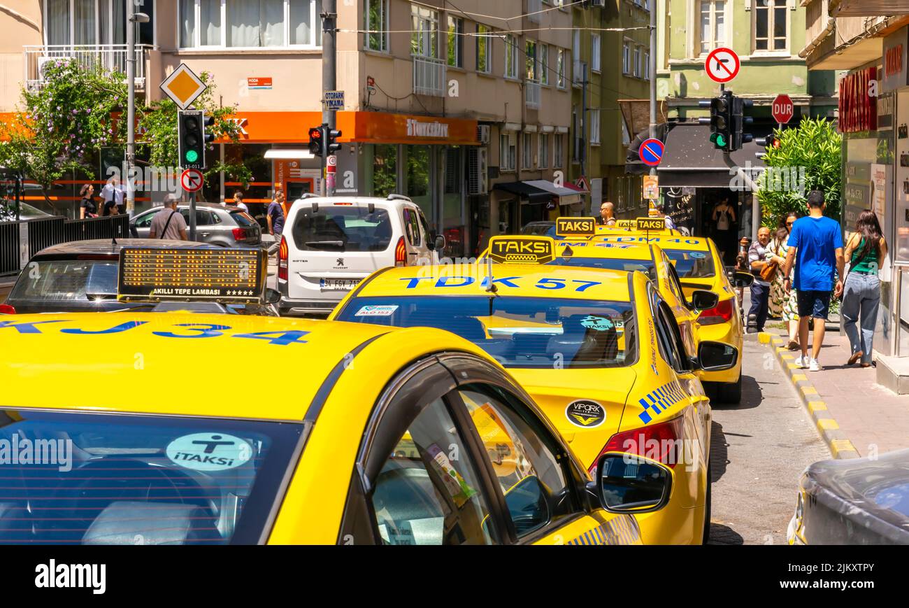 Taxis amarillos en la calle Moda, kadikoy, Estambul, Turquía Foto de stock
