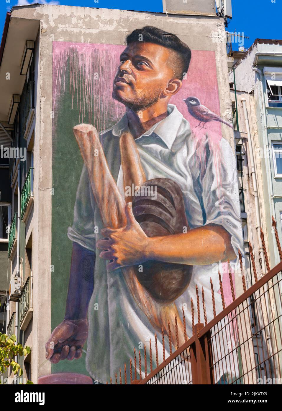 Mural de Sasha Korban, Ucrania, que representa a un joven con pan y cubo de pintura en la calle Moda, Kadikoy, estambul, Turquía, lado asiático Foto de stock