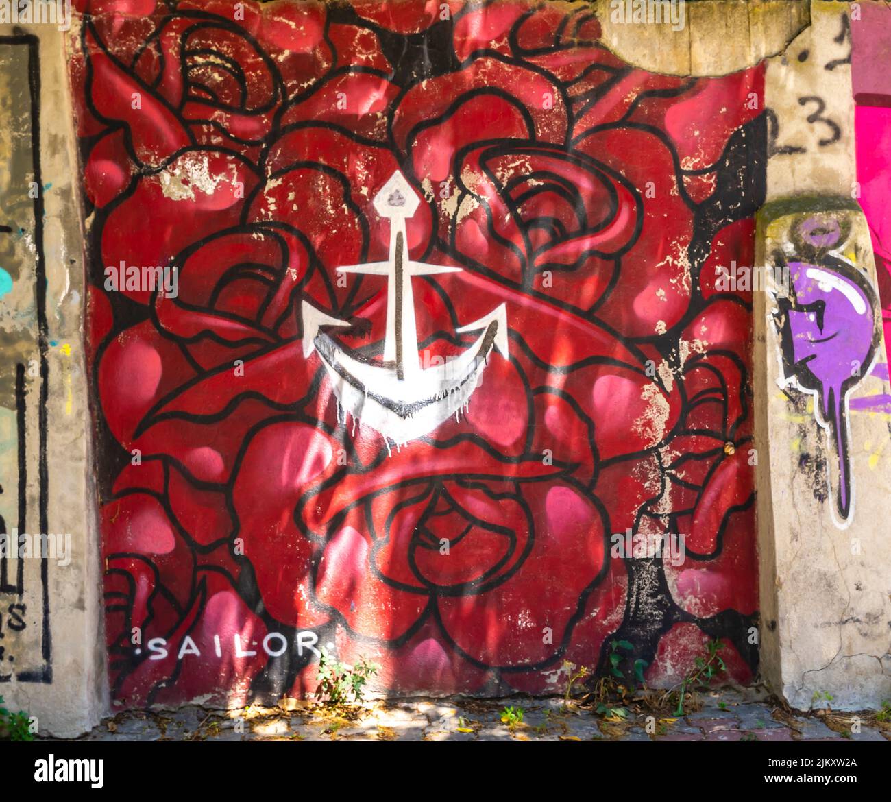 Arte callejero, mural de Sailor que representa un ancor en rosas rojas en Moda, Kadiköy distrito de Estambul, Turquía Foto de stock
