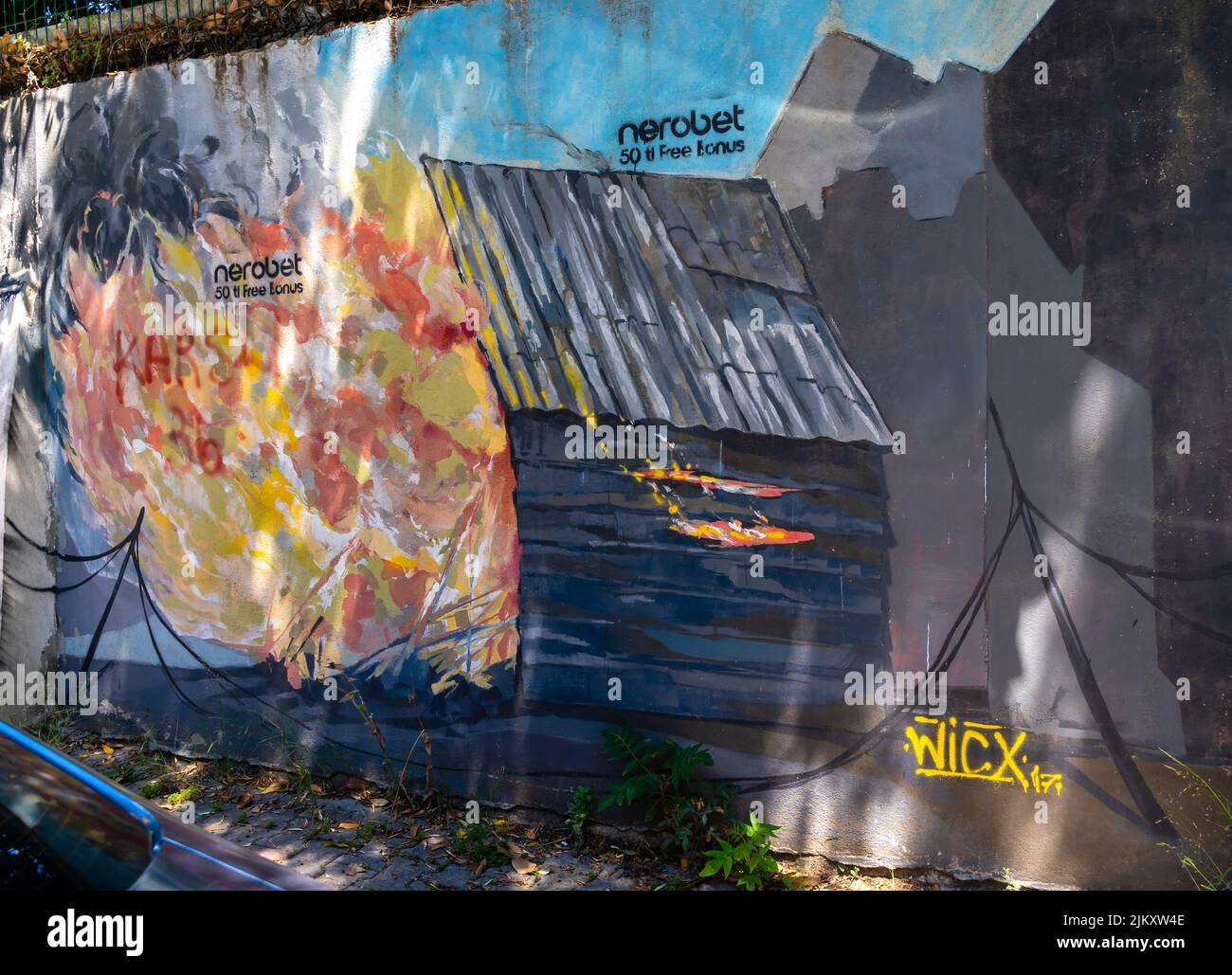 Arte callejero, mural de Wicx que representa la casa en llamas en Moda, Kadiköy distrito de Estambul, Turquía Foto de stock