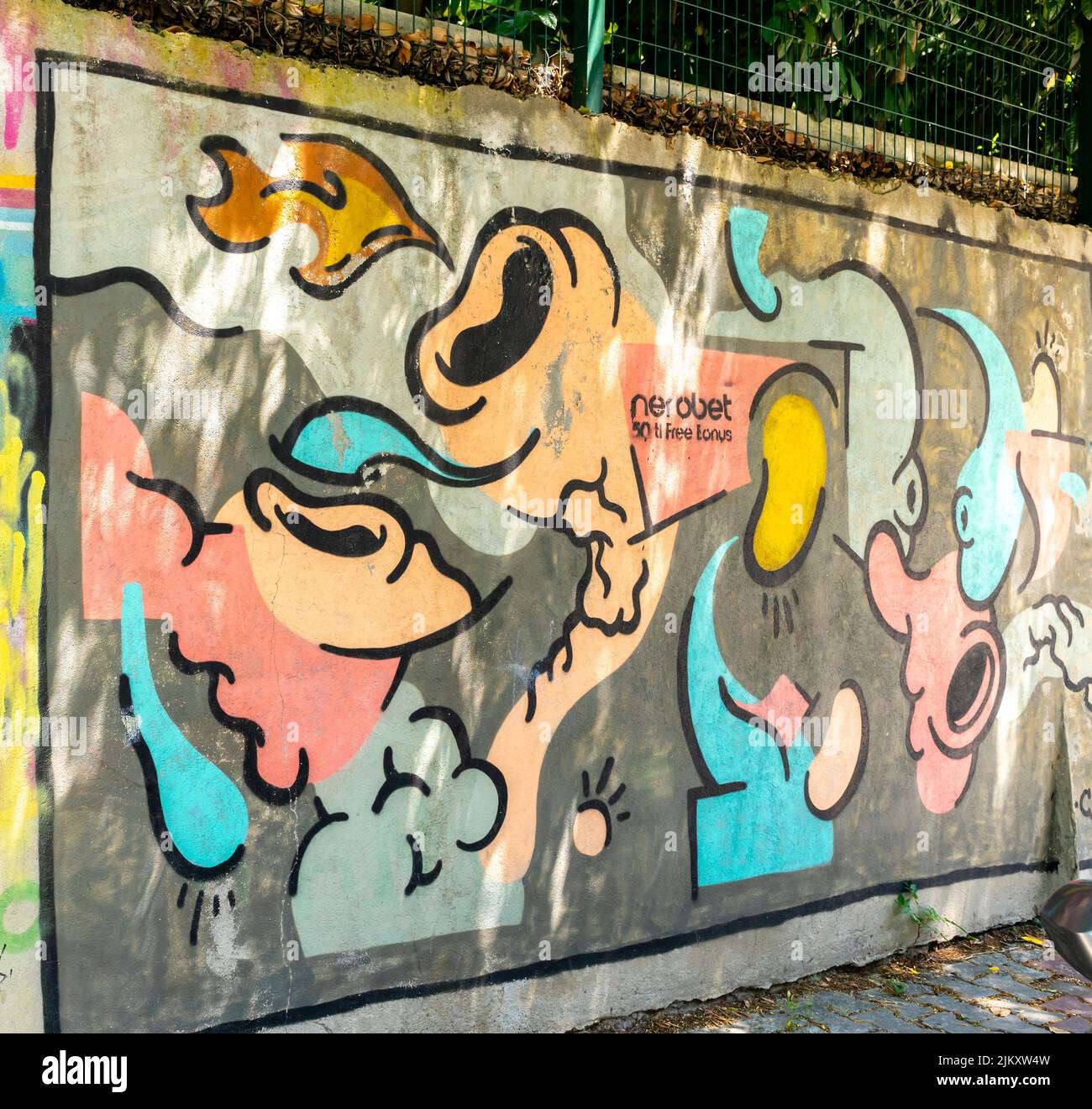 Arte callejero, mural abstracto de GINS en Moda, distrito Kadiköy de Estambul, Turquía Foto de stock