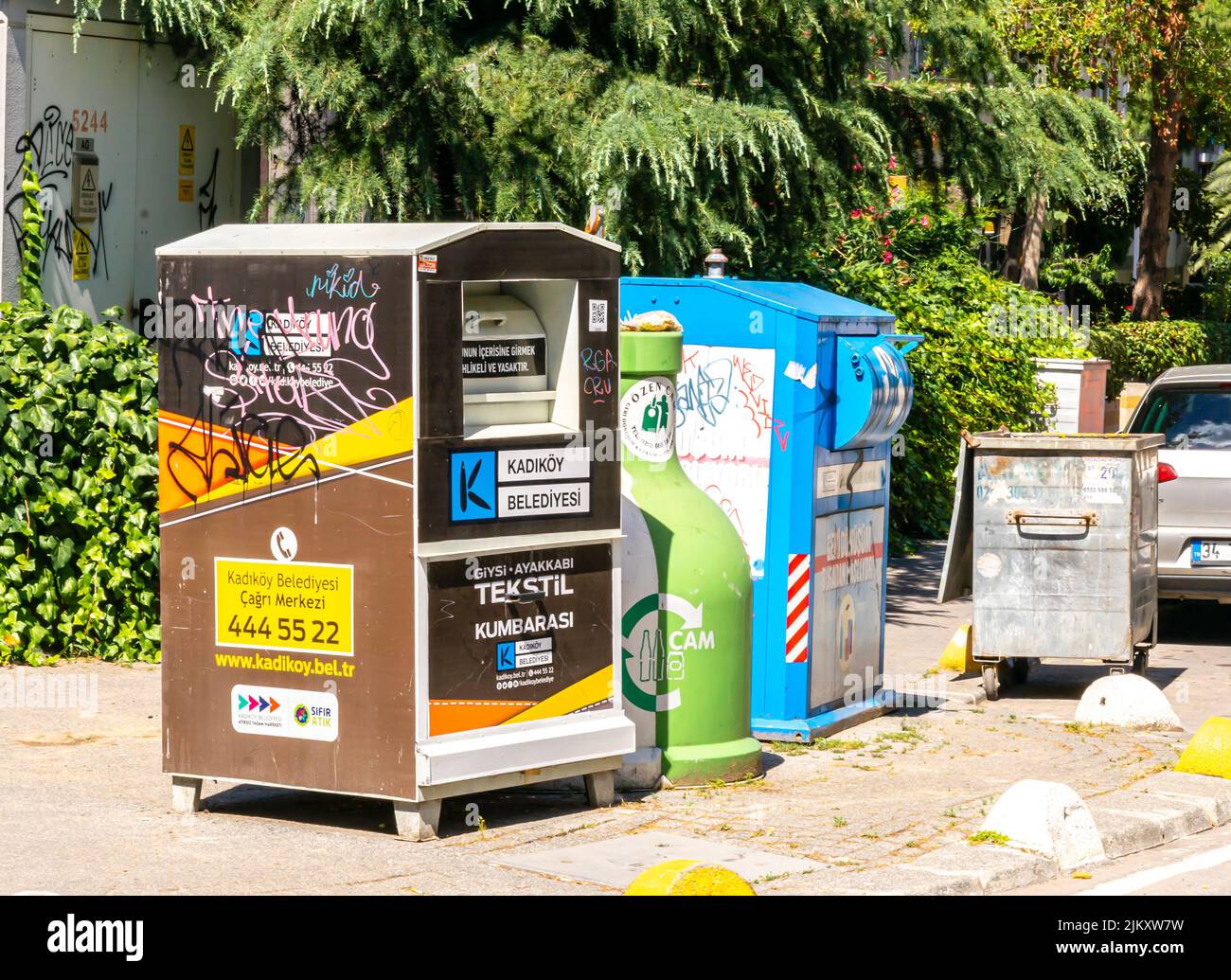 Grandes estaciones de eliminación de residuos separadas, marcadas con colores. Residuos textiles, de vidrio y plásticos. Kadikoy, Estambul, Turquía Foto de stock
