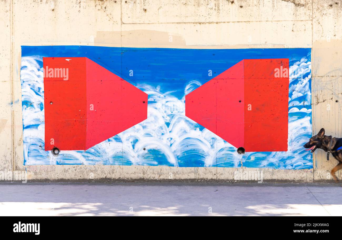Mural que representa formas geométricas abstractas, en rojo y azul, en Kadikoy, Estambul, Turquía Foto de stock